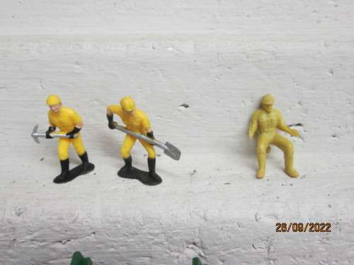 SCALEXTRIC TRACK SUPPORTS + FIGURINES