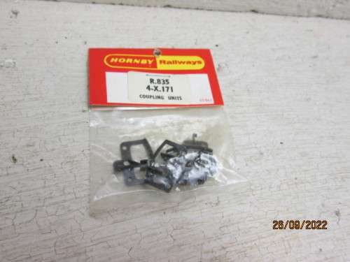 OO SCALE : HORNBY : COUPLINGS - X4 - IN ORIGINAL PACKAGING - R835