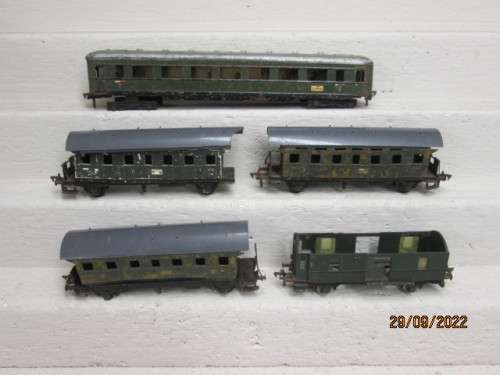 HO SCALE : FLEISCHMANN : PASSENGER COACH - SCRAP YARD