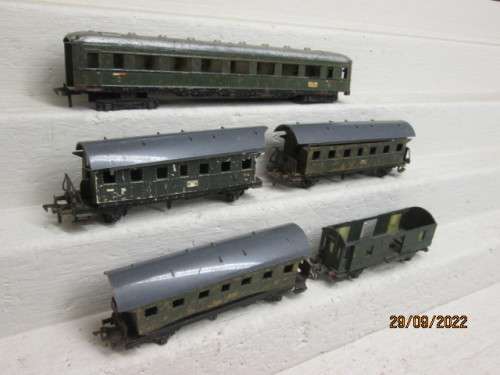 HO SCALE : FLEISCHMANN : PASSENGER COACH - SCRAP YARD