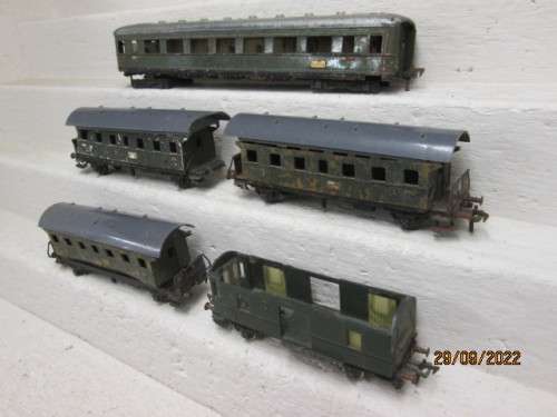 HO SCALE : FLEISCHMANN : PASSENGER COACH - SCRAP YARD