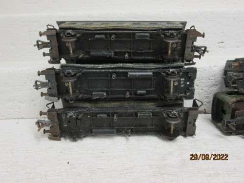 HO SCALE : FLEISCHMANN : PASSENGER COACH - SCRAP YARD