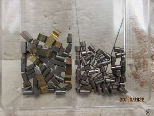 HO / OO SCALE : X1 CONTAINER WITH LIMA BRUSHES - ETC