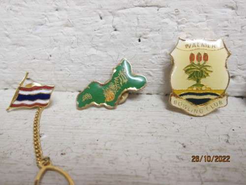 VARIOUS COUNTRY AND FLAG BADGES - X9