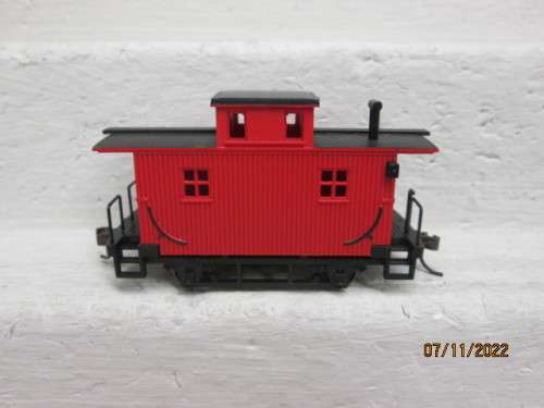 HO SCALE : BACHMAN : SHORT OLD STYLE CABOOSE
