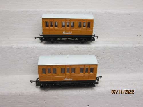 OO SCALE : HORNBY : X2 SHORT PASSENGER COACHES - ANNIE & CLARABELLE