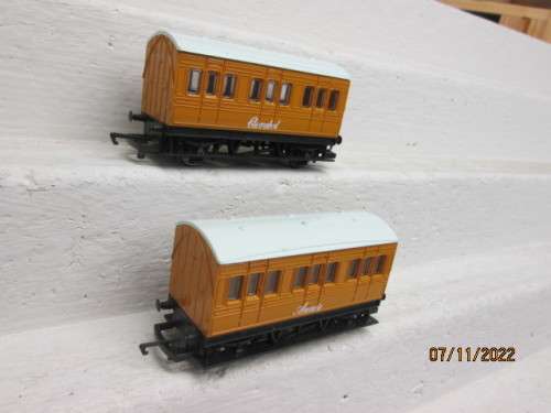 OO SCALE : HORNBY : X2 SHORT PASSENGER COACHES - ANNIE & CLARABELLE