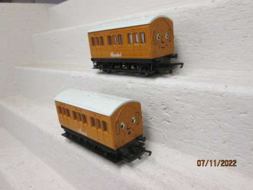 OO SCALE : HORNBY : X2 SHORT PASSENGER COACHES - ANNIE & CLARABELLE