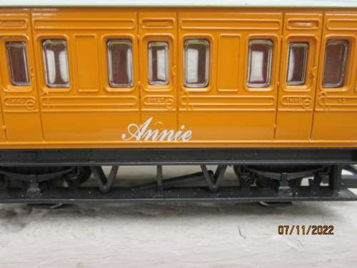 OO SCALE : HORNBY : X2 SHORT PASSENGER COACHES - ANNIE & CLARABELLE