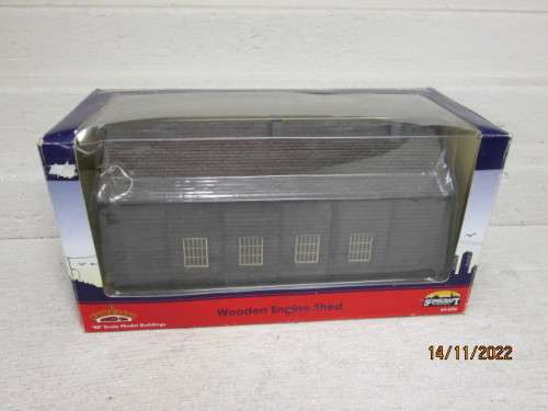 OO SCALE : BACHMANN : WOODEN ENGINE SHED - THICK WALL RESIN TYPE - BOXED