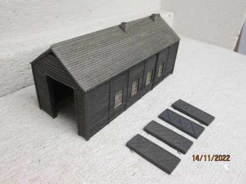 OO SCALE : BACHMANN : WOODEN ENGINE SHED - THICK WALL RESIN TYPE - BOXED