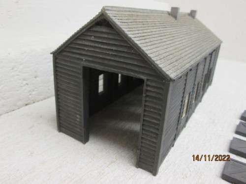OO SCALE : BACHMANN : WOODEN ENGINE SHED - THICK WALL RESIN TYPE - BOXED
