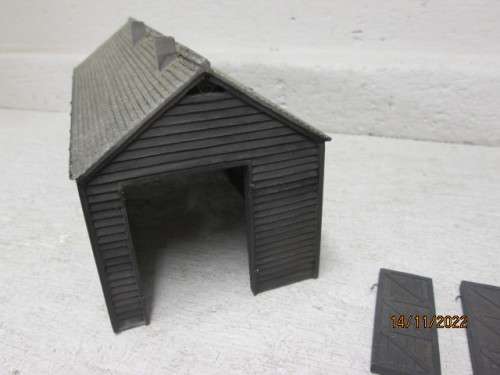 OO SCALE : BACHMANN : WOODEN ENGINE SHED - THICK WALL RESIN TYPE - BOXED