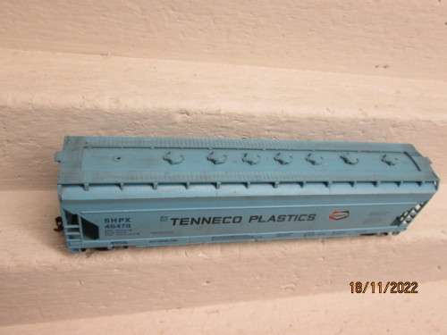 HO SCALE : 55 FOOT - CLOSED HOPPER - TENNECO PLASTICS