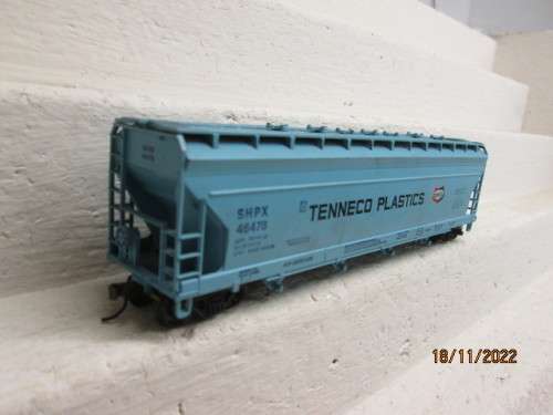 HO SCALE : 55 FOOT - CLOSED HOPPER - TENNECO PLASTICS