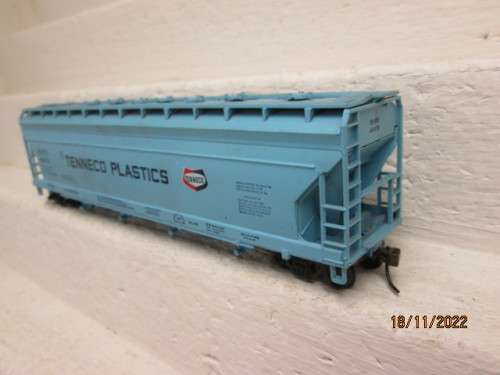 HO SCALE : 55 FOOT - CLOSED HOPPER - TENNECO PLASTICS