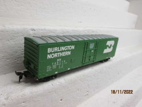 HO SCALE : 50 FOOT - BOX CAR - BURLINGTON NORTHERN