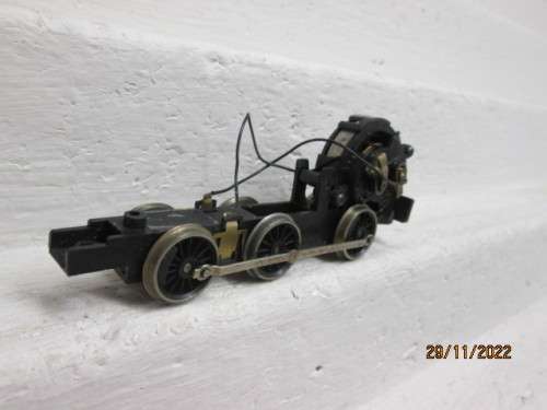HO SCALE : LIMA : 0-6-0 STEAM LOCOMOTIVE CHASSIS ONLY