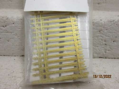 HO SCALE : SCENICS SA : BRASS FENCING WITH 4 PILLARS
