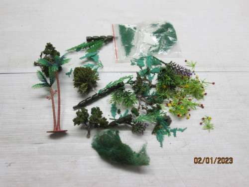 HO SCALE : VARIOUS TREE AND SCENERY BITS AND PIECES