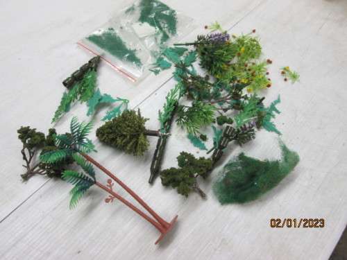 HO SCALE : VARIOUS TREE AND SCENERY BITS AND PIECES