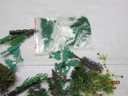 HO SCALE : VARIOUS TREE AND SCENERY BITS AND PIECES