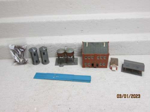 N SCALE : BUILDINGS ETC