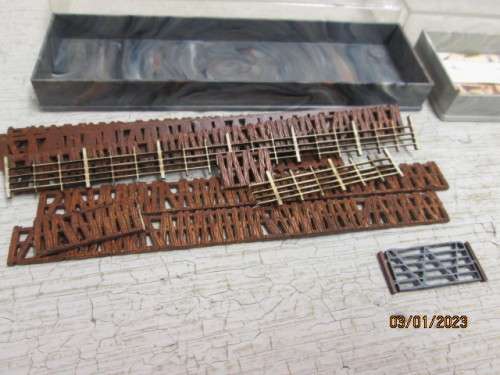 N SCALE : VARIOUS FIGURINES X4  + GATES, BENCHES ETC - BOXED