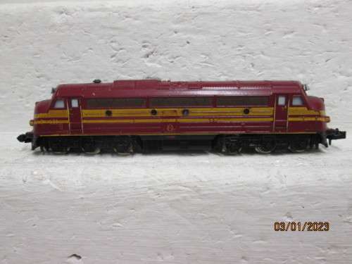 N SCALE : TRIX : MAROON WITH YELLOW STRIPES DIESEL LOCOMOTIVE