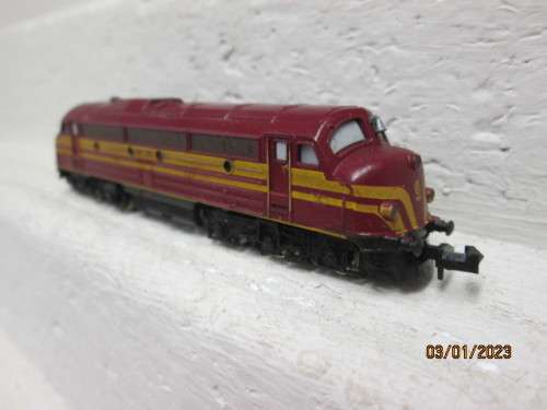 N SCALE : TRIX : MAROON WITH YELLOW STRIPES DIESEL LOCOMOTIVE