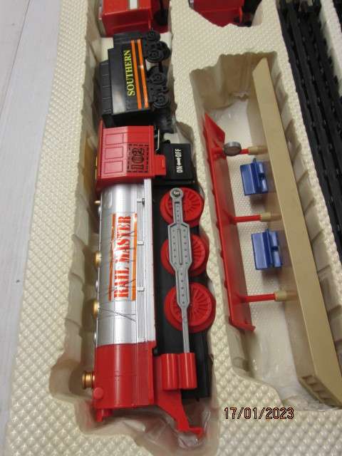 RAIL MASTER- SOUTHERN EXPRESS - BATTERY TRAIN SET - BOXED