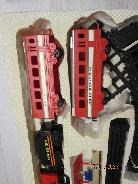 RAIL MASTER- SOUTHERN EXPRESS - BATTERY TRAIN SET - BOXED