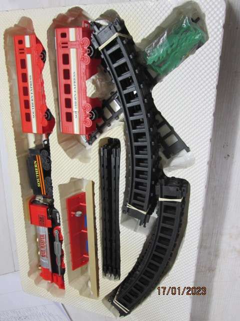 RAIL MASTER- SOUTHERN EXPRESS - BATTERY TRAIN SET - BOXED