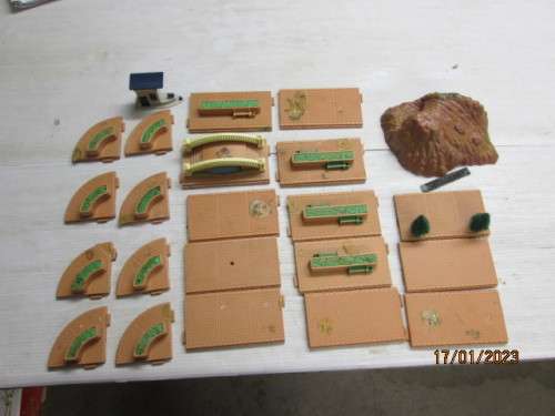 HO / OO SCALE : PAVING PIECES + ODDS & ENDS