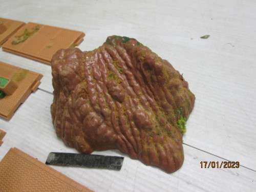 HO / OO SCALE : PAVING PIECES + ODDS & ENDS