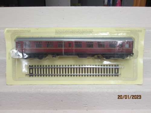 OO SCALE : BRITISH RAILWAY -  MAROON COACH