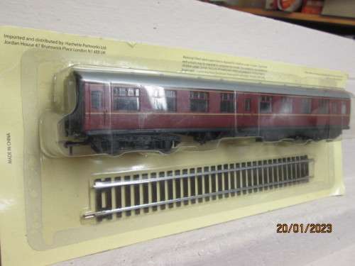 OO SCALE : BRITISH RAILWAY -  MAROON COACH