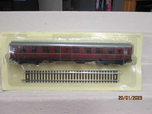 OO SCALE : BRITISH RAILWAY -  MAROON COACH