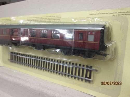 OO SCALE : BRITISH RAILWAY -  MAROON COACH