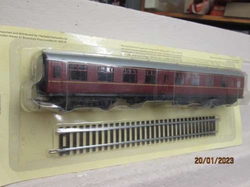 OO SCALE : BRITISH RAILWAY -  MAROON COACH