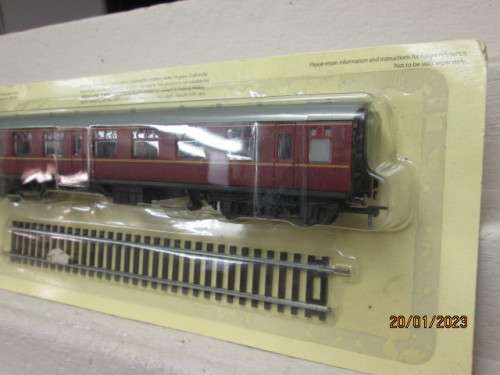 OO SCALE : BRITISH RAILWAY -  MAROON COACH