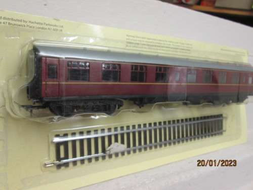 OO SCALE : BRITISH RAILWAY -  MAROON COACH