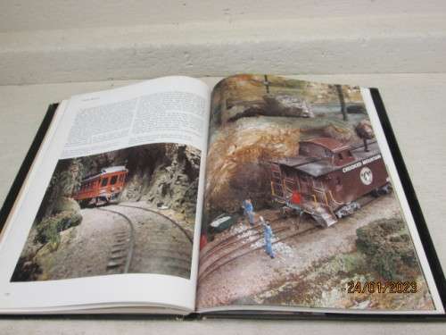BOOK : THE ENCYCLOPEDIA OF MODEL RAILWAYS
