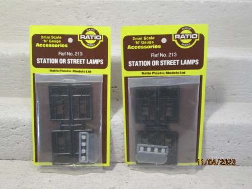 N SCALE: RATIO: STATION OR STREETLAMPS - X2  KITS - BOXED