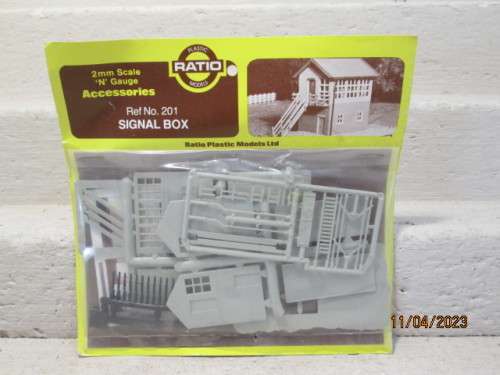 N SCALE: RATIO: SIGNAL BOX - KIT  - BOXED