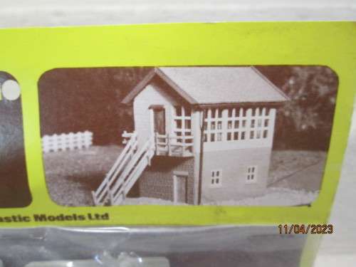 N SCALE: RATIO: SIGNAL BOX - KIT  - BOXED