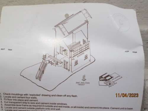 N SCALE: RATIO: SIGNAL BOX - KIT  - BOXED
