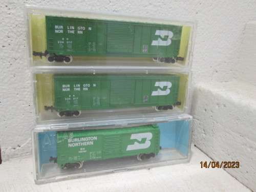 N SCALE : ROUNDHOUSE : BURLINGTON NORTHERN - X3 VARIOUS BOX CARS - BOXED