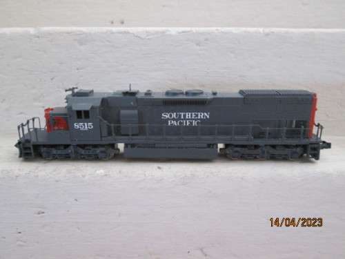 N SCALE : KEY MODEL TRAINS : SOUTHERN PACIFIC SD40T DIESEL LOCOMOTIVE - BOXED