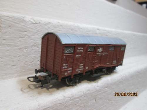 HO SCALE : LIMA : BOX CAR -  BRITISH RAILWAY
